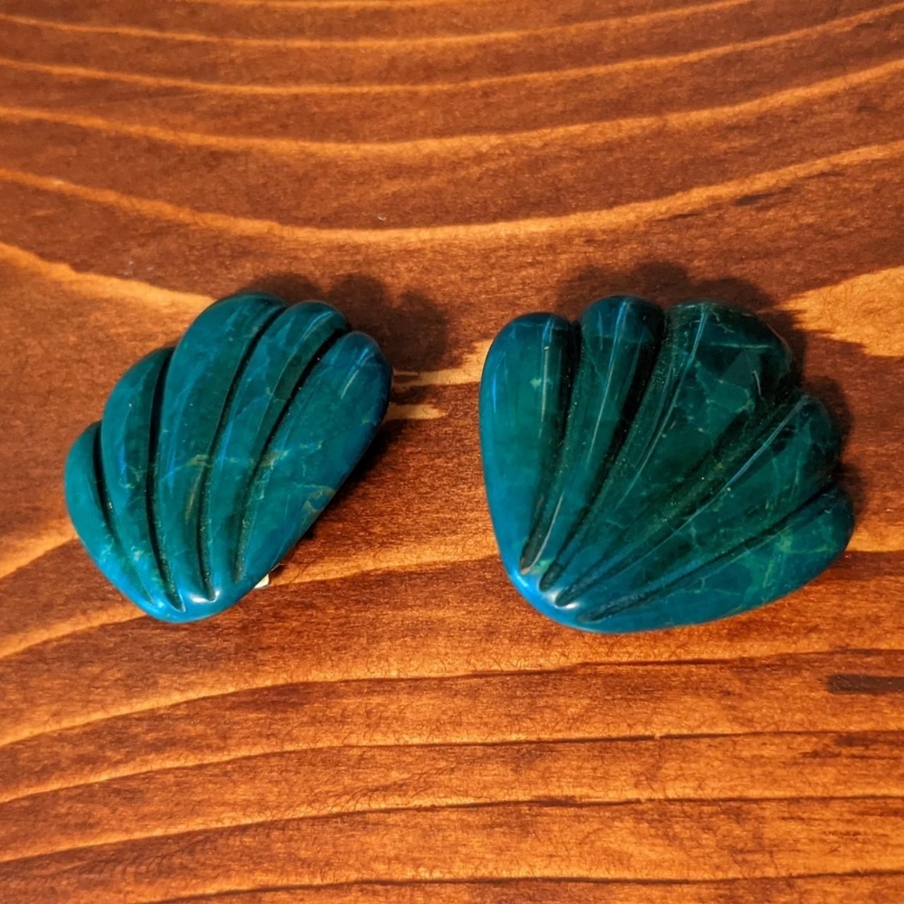 Vintage Emerald green carved stone clamshell clip on earrings.